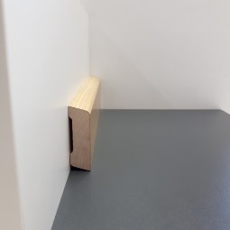 Furniersockelleiste Eiche lackiert 57mm abgeschrägt