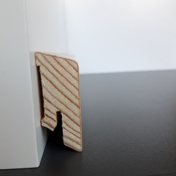 Furniersockelleiste Buche ungedämpft lackiert 40mm abgeschrägt